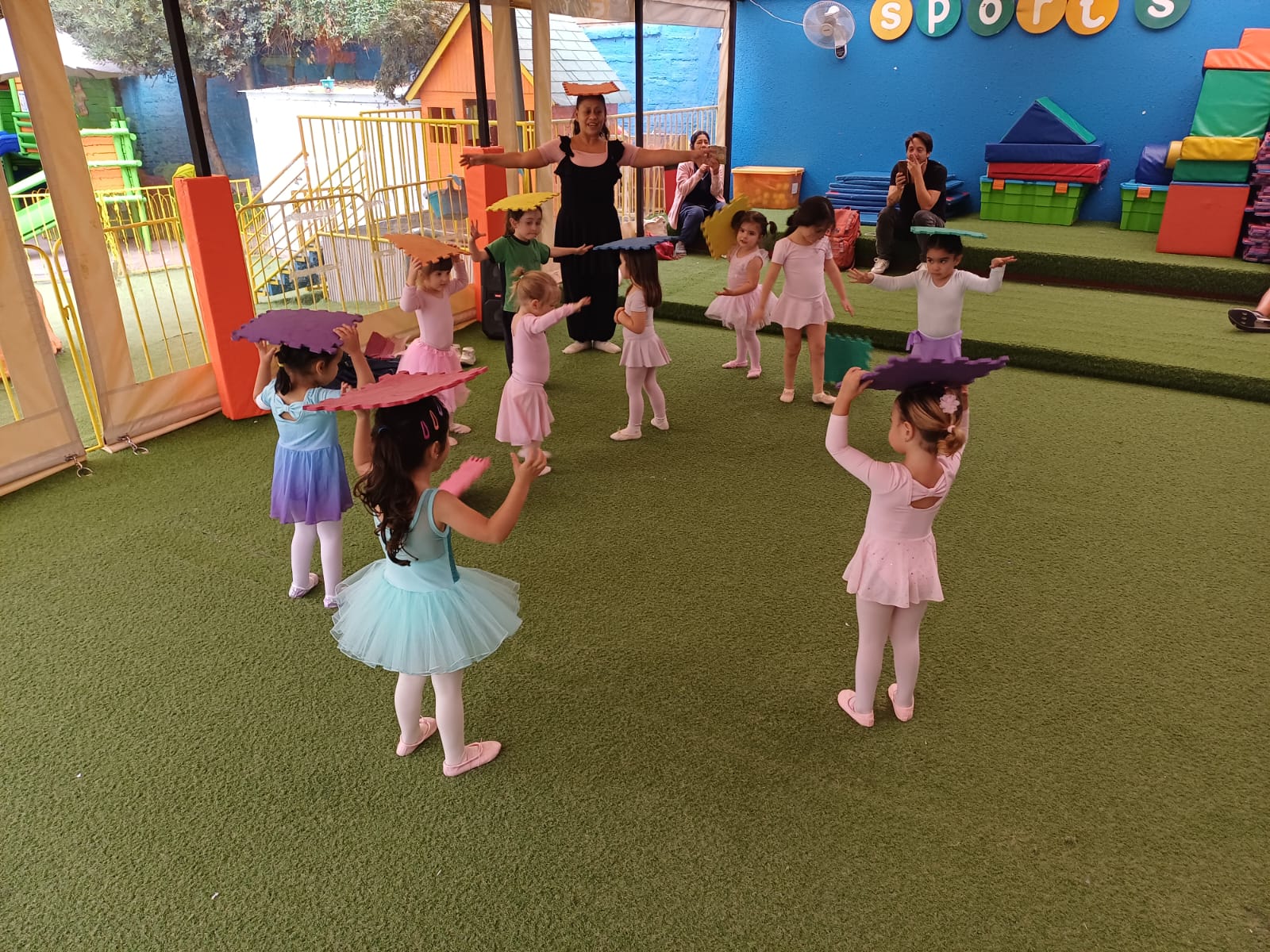 Niñas participando en el taller de ballet de Kangaroo House