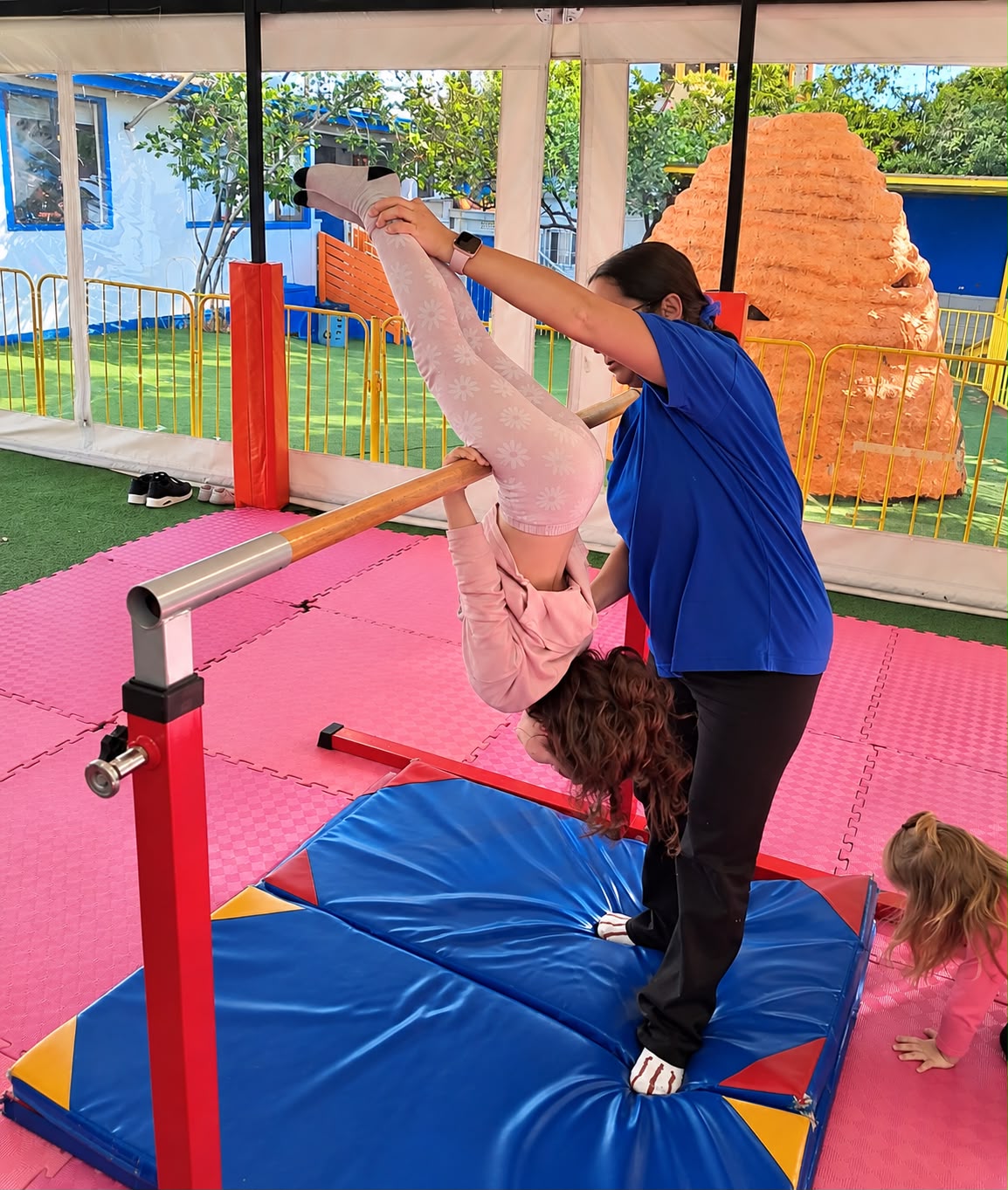 Niña participando en el taller de gimnasia artística de Kangaroo House
